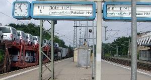 In Potsdam Park Sanssouci sollen angeblich von 2 verschiedenen Gleisen derselbe Zug fahren.