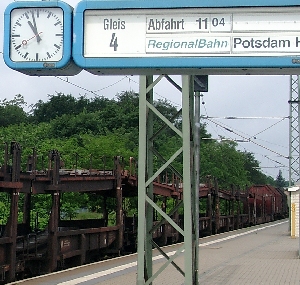 mal 11 Uhr 4 mal 11 Uhr 7 In Potsdam Park Sanssouci sollen angeblich von 2 verschiedenen Gleisen derselbe Zug fahren.