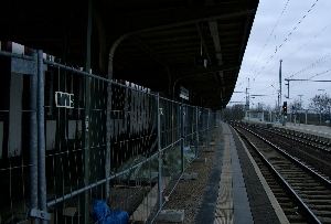 Zaun an der Bahnsteigkante Zaun an der Bahnsteigkante