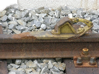 angeschweißter Hemmschuh am Portal des Kaiserbahnhofes in Potsdam Park Sanssouci