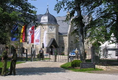 5 vor 12 am Portal des Kaiserbahnhofes