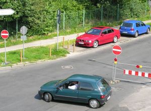 Er wendet vor der Absperrung