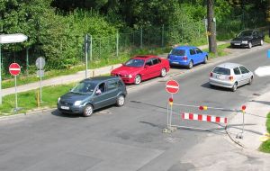 Dersilbergraue Pkw  ignoriert die Einbahnstra&szlig;e und f&auml;hrt weiter