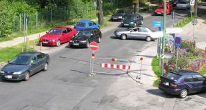 Der rechte Pkw f&auml;hrt kurzerhand gleich  durch den Taxistand, der ist zum Gl&uuml;ck unbesetzt. Der silbergraue Pkw im Hintergrund hat es vorgemacht.