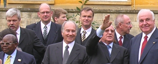 Strahlende Gesichter und Gorbi winkend Strahlende Gesichter und Gorbi winkend