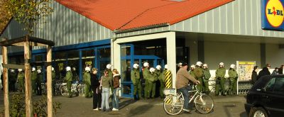Polizei sch&uuml;tz Supermarkt Lidl vor Demonstranten in Potsdam