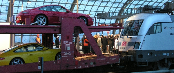 Porsche als Pr&auml;sentation in Berlin Hauptbahnhof