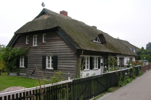 Haus mit wetterfahne
