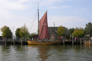 Zeesboot wird aufgeriggt