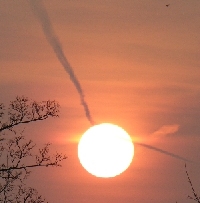Kondenzstreifen in die Sonne