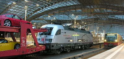 Porsche-Lokomotive 182004 im Berliner Hauptbahnhof