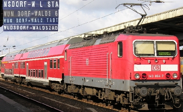 vier Zugzielfalschanzeiger f&uuml;r ein und denselben Zug in Berlin Sch&ouml;nefeld
