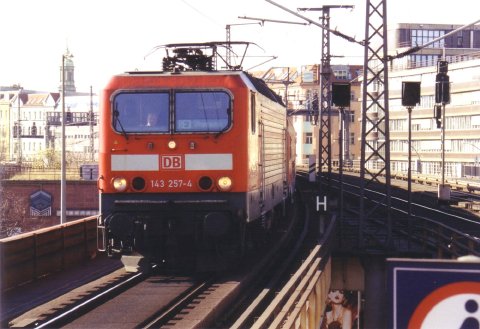 143257-4 mit Me&szlig;zug in Berlin-Spandau