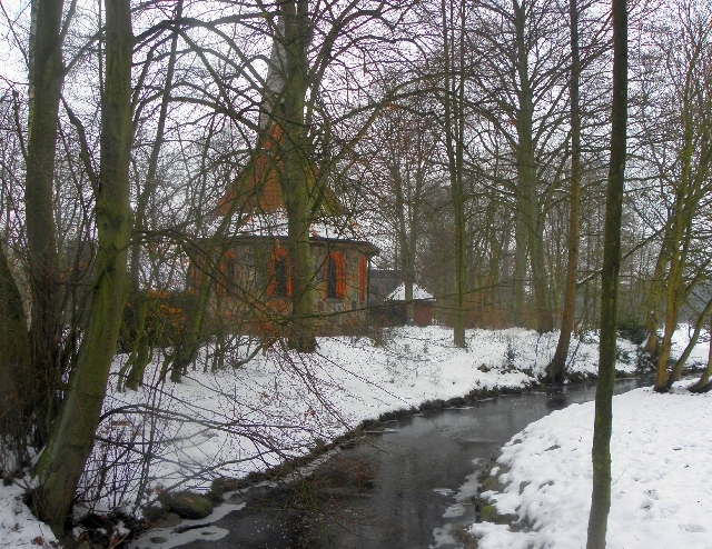 Rahlstedter Feldsteinkirche und davor die zugefrorene Wandse am Rahlstedter Uferweg