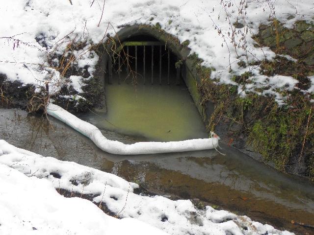 Feuerwehr legt eine schwimmende ölsperre gegen Abwasser in die Rahlau