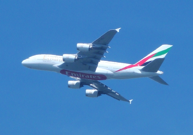 Airbus A 380 &uuml;ber dem Ohlsdorfer Friedhof