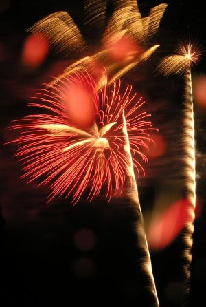 Feuerwerk mit Wasserspritzern