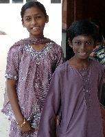 Kinder vor dem indischen Tempel in Kuala Lumpur 