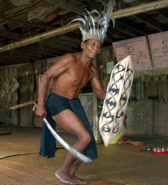 Iban T&auml;nzer im Langhaus in Batang Ai auf Borneo