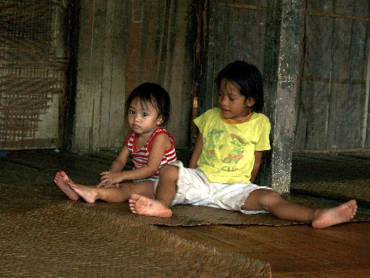 Iban Kinder  im Langhaus in Batang Ai auf Borneo