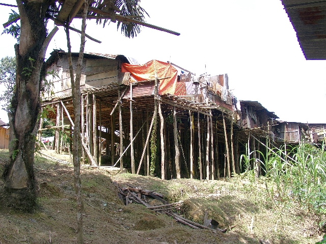 Langhaus der Iban in Batang Ai auf Borneo