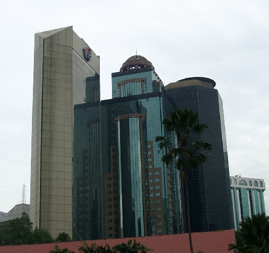 Kuala Lumpur, R/Malaysia/Album2KL/Bild2-1.htmlsiger Urwaldbaum mitten in der Stadt