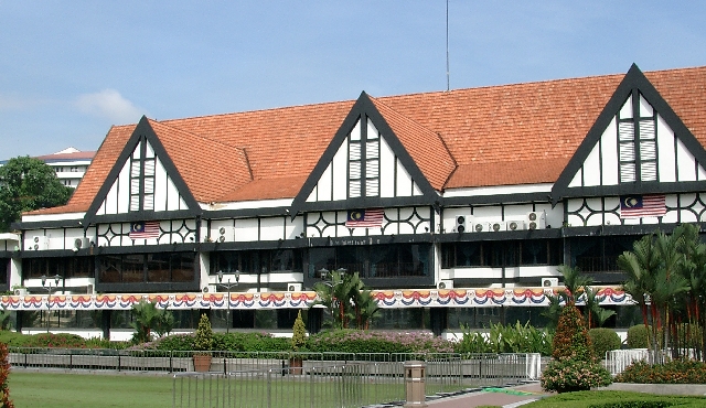  Urwaldbaum mitten in der Stadt Kuala Lumpur