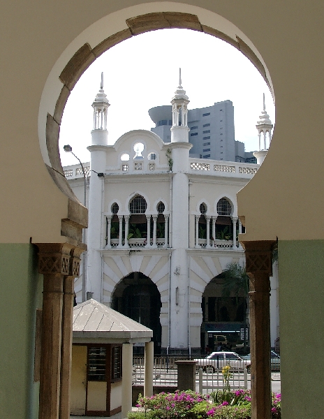  Kuala Lumpur, Blick aus dem Historischen Bahnhof &uuml;ber die Stra&szlig;e zum britischen Kolonialstil