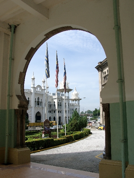  Kuala Lumpur, Blick aus dem Historischen Bahnhof &uuml;ber die Stra&szlig;e zum britischen Kolonialstil