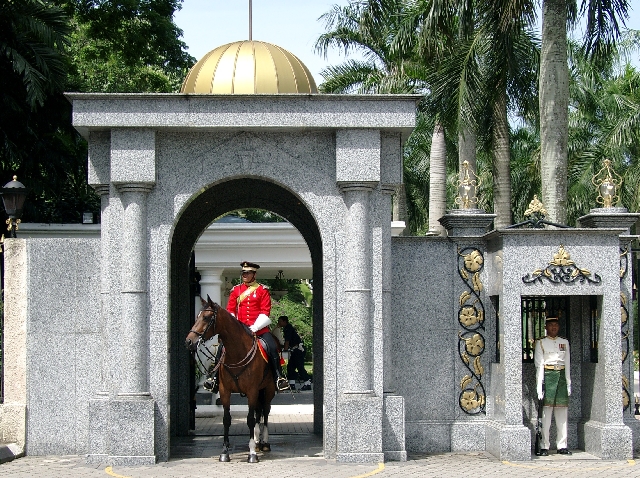  Kuala Lumpur, Blick aus dem Historischen Bahnhof &uuml;ber die Stra&szlig;e zum britischen Kolonialstil