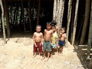 Kinder der Iban vor bzw unter dem Langhaus