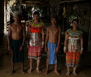 Nach der Tanzvorf&uuml;hrung im Iban-Langhaus