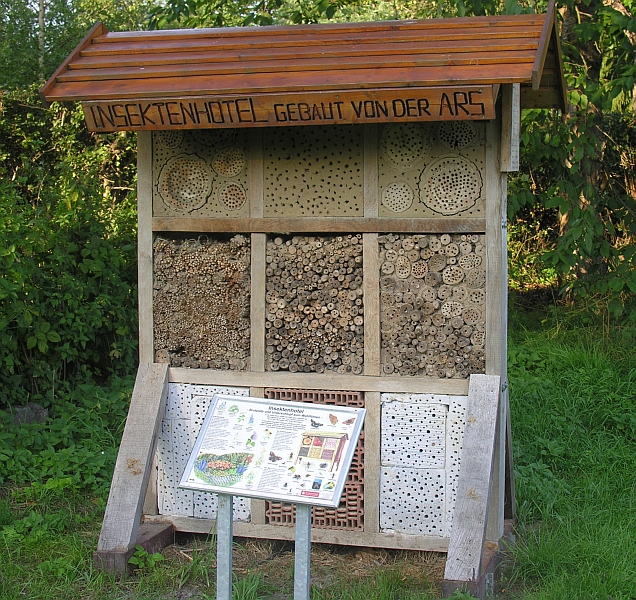 Hornissenkasten in Holzbetonbauweise im &Ouml;jendorfer Park in Hamburg