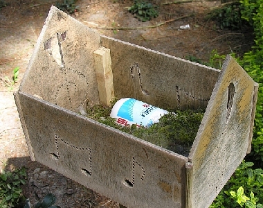 Insektenhotel auf dem Ohlsdorfer Friedhof, Dach entfernt