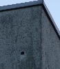 Spechtschaden an einer w&auml;rmeged&auml;mmten Hausfassade am Formm&ouml;belhaus in Hamburg