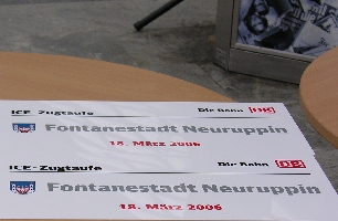 2 der 4 Schilder auf dem Tisch