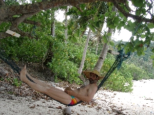 aus Strandgut gefertigte H&auml;ngematte in Malaysia
